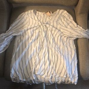 Classy/ Cute criss cross flowy long sleeve shirt.